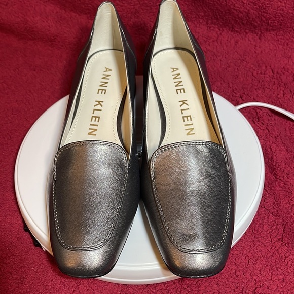 NIB $90R Anne Klein Daneen Leather Loafer 8.5 Pewter 1-1/2” Heel Rubber Sole - Picture 6 of 10